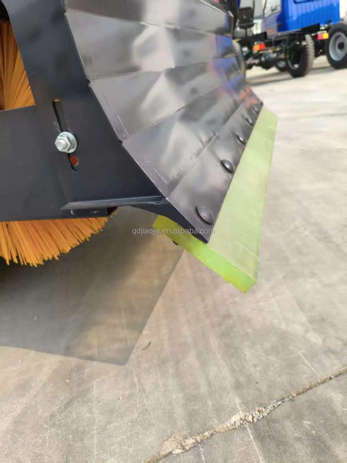 electric push feed vertical pasture breeding equipment for 1 year for cattle housing and animal husbandry combined technology
