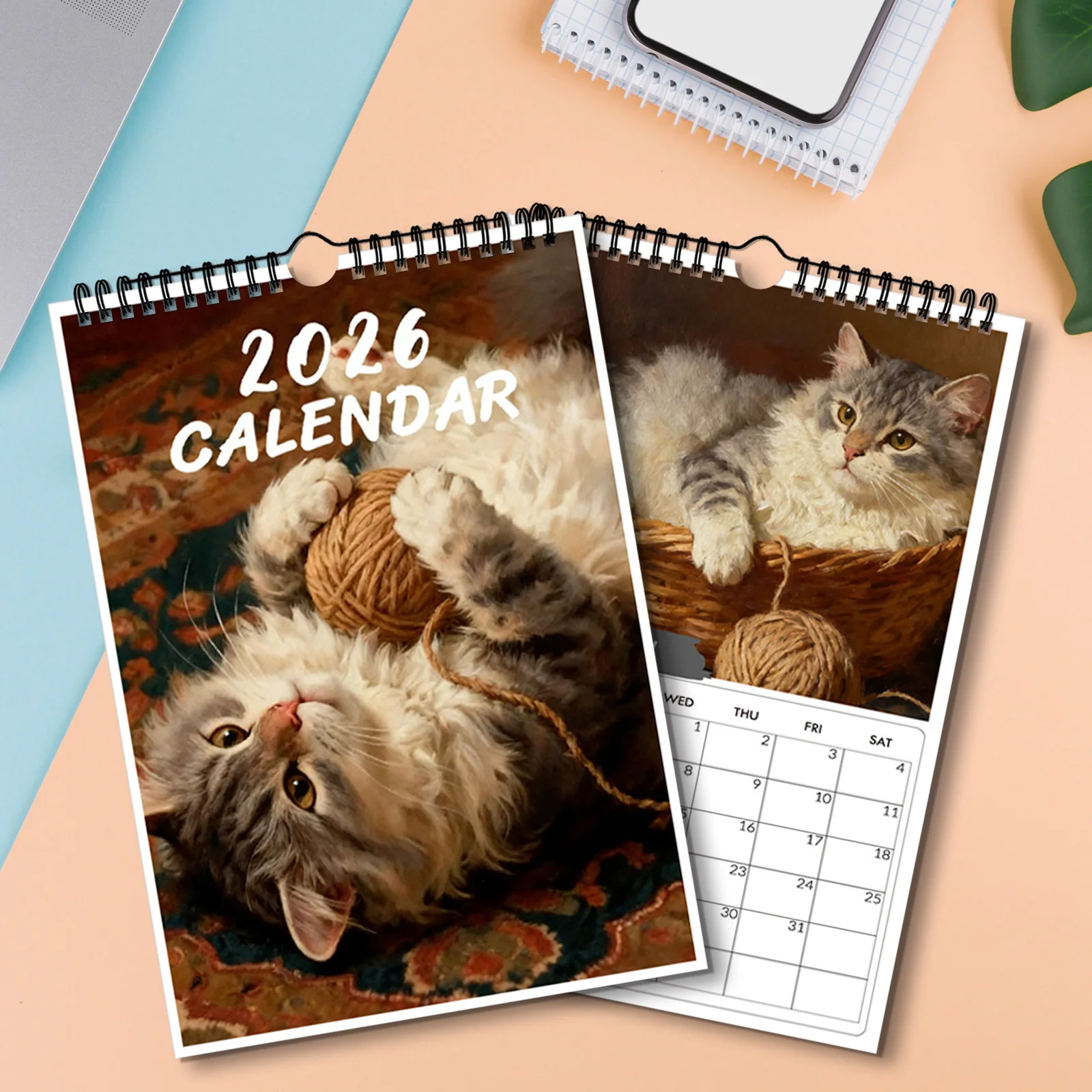 ปฏิทินแบบเกลียว 1 ชิ้น ปี 2026 ลายแมวเล่นกับลูกบอลไหมพรม เหมาะสำหรับวางบนโต๊ะในห้องนอนที่บ้าน ของขวัญที่อบอุ่นใจ เหมาะสำหรับมอบเป็นของขวัญในวันหยุด