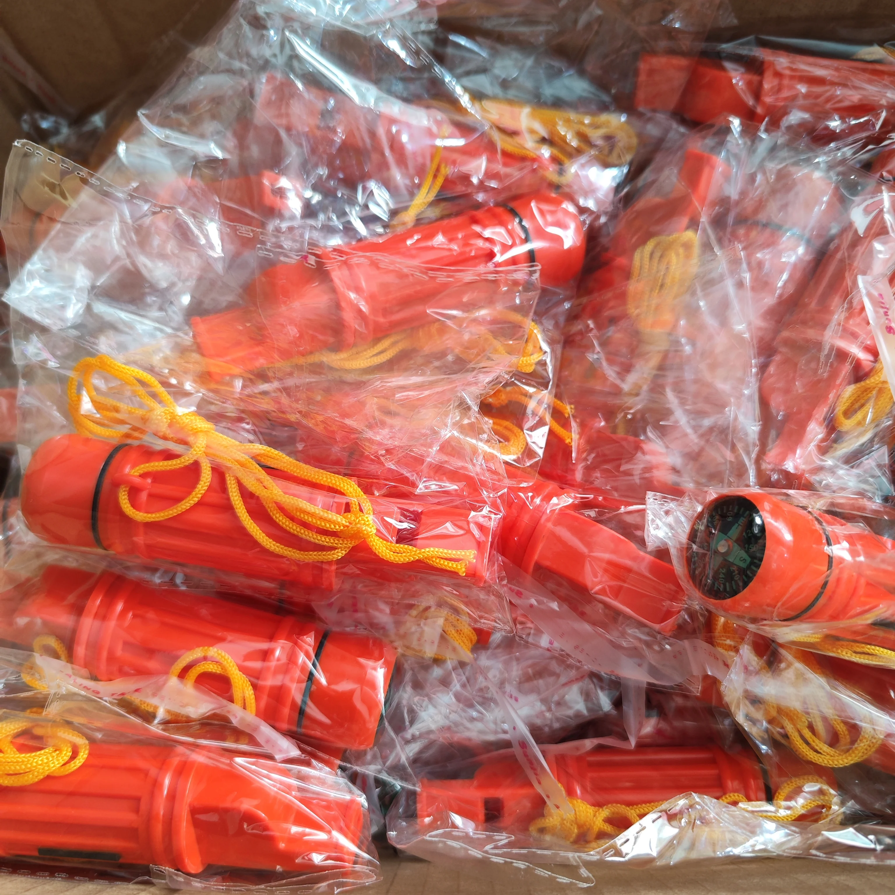 5-in-1 Outdoor Camping Multifunktions-Rettungskompass Überlebenspfeife für Notfallsituationen