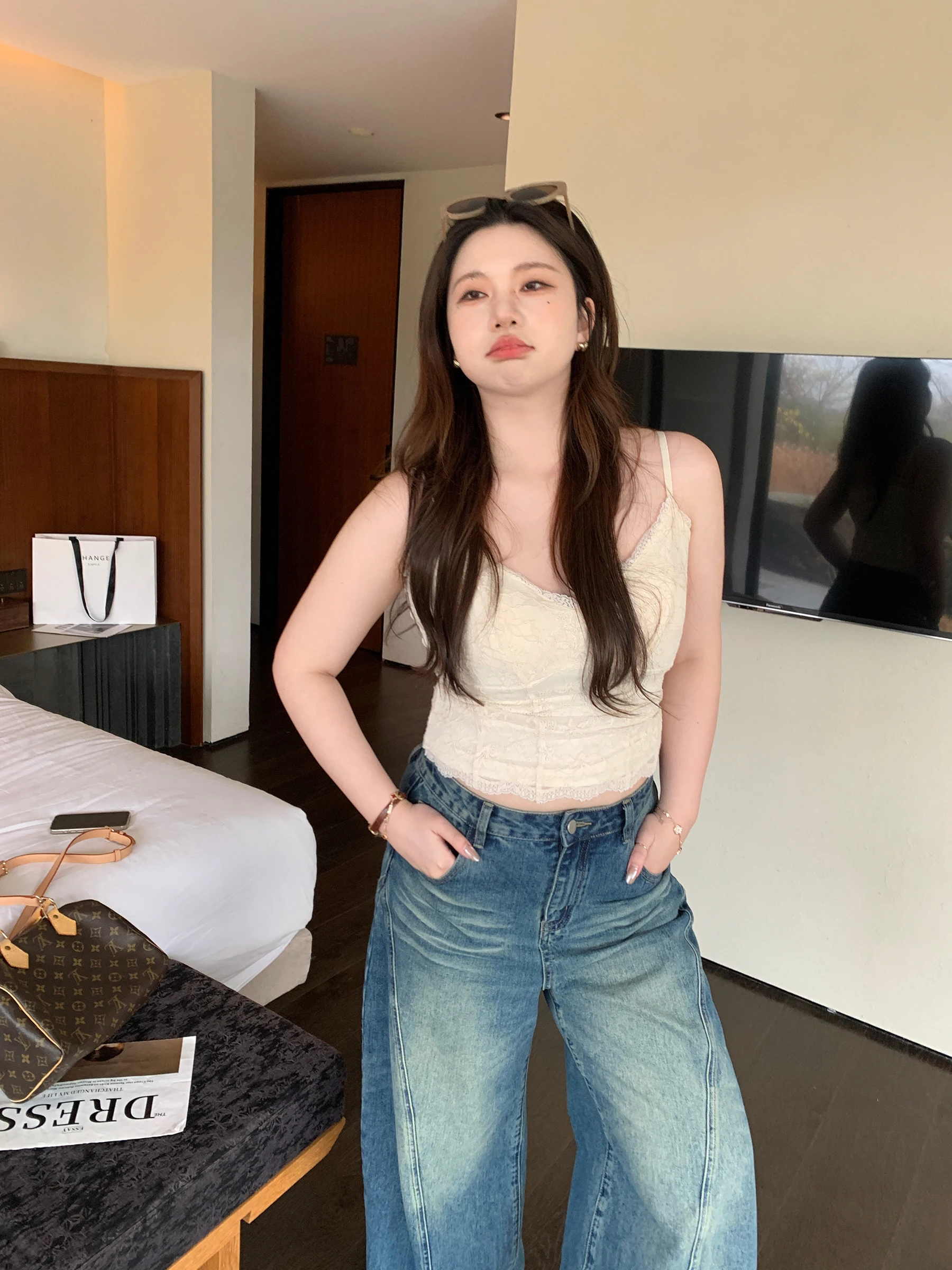 

Французский облегающий топ на кружевных бретелях для женщин, базовый слой, нижнее белье с подкладкой на груди, укороченный, V-образный вырез, смесь полиэстера и спандекса