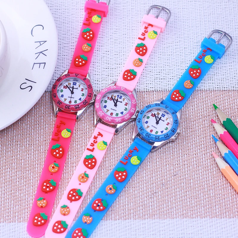 Relojes con correa de silicona de fresa de dibujos animados para niñas, regalos de vacaciones de Año Nuevo, relojes de cuarzo con números de color para niños y estudiantes