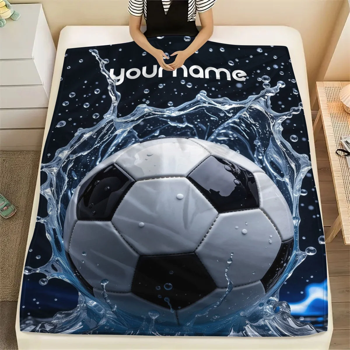 Anpassbare Flanelldecke mit Fußballmuster, perfekt für Sofas, Betten, Camping oder Büros, mit hellen Digitaldruck