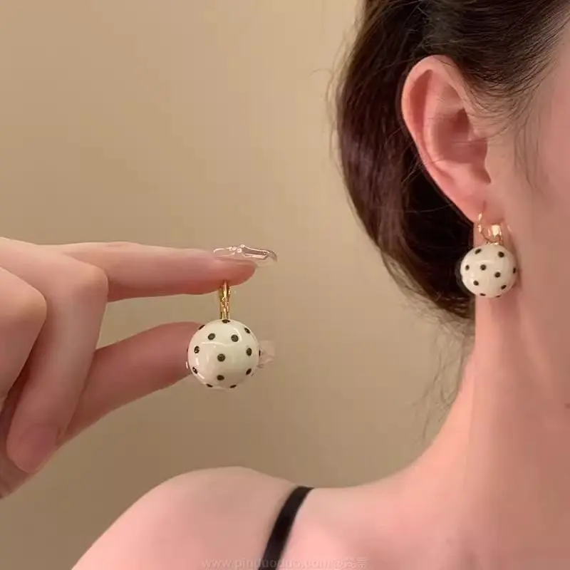 Retro-Mode-Ohrringe mit schwarzen und weißen Punkten für Damen, elegante runde Kugel-Ohrringe aus Harz und Acryl, lässiger Party-Schmuck – Detail 3