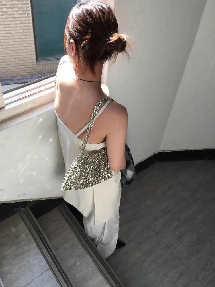 シルバー手織りビーズデザインハンドバッグ Y2KK ニッチデザインセンセーションショルダーバッグ 夏用 トレンディな中国風 ソフトアクリル素材