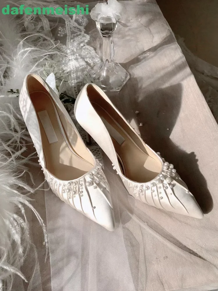 2024 Spring New White Pleated Pearl Pumps Pointed Toe Shallow Thin Heel Wedding Shoes Fashion Women Banquet Stage High Heels