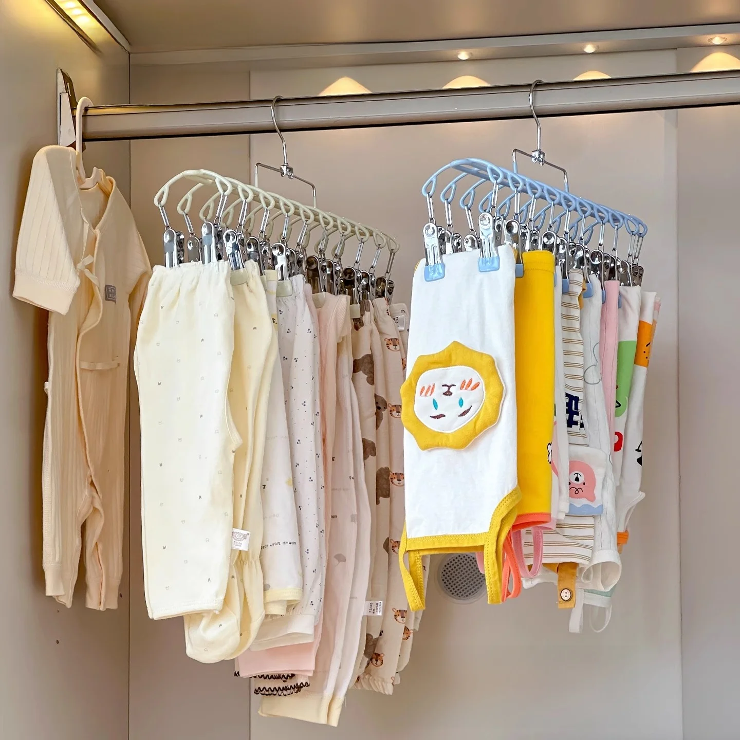 Children's Clothes Hanger Multi-Function Storage Organizer Bib Socks Clip Plastic Coat Hanger Home Laundry Drying Rack