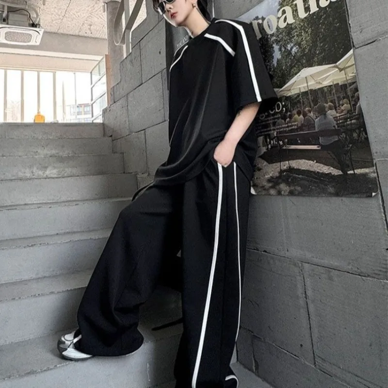 

Мужской комплект из двух предметов: осенняя футболка с коротким рукавом в корейском стиле и прямые брюки с контрастной окантовкой, модный дизайн