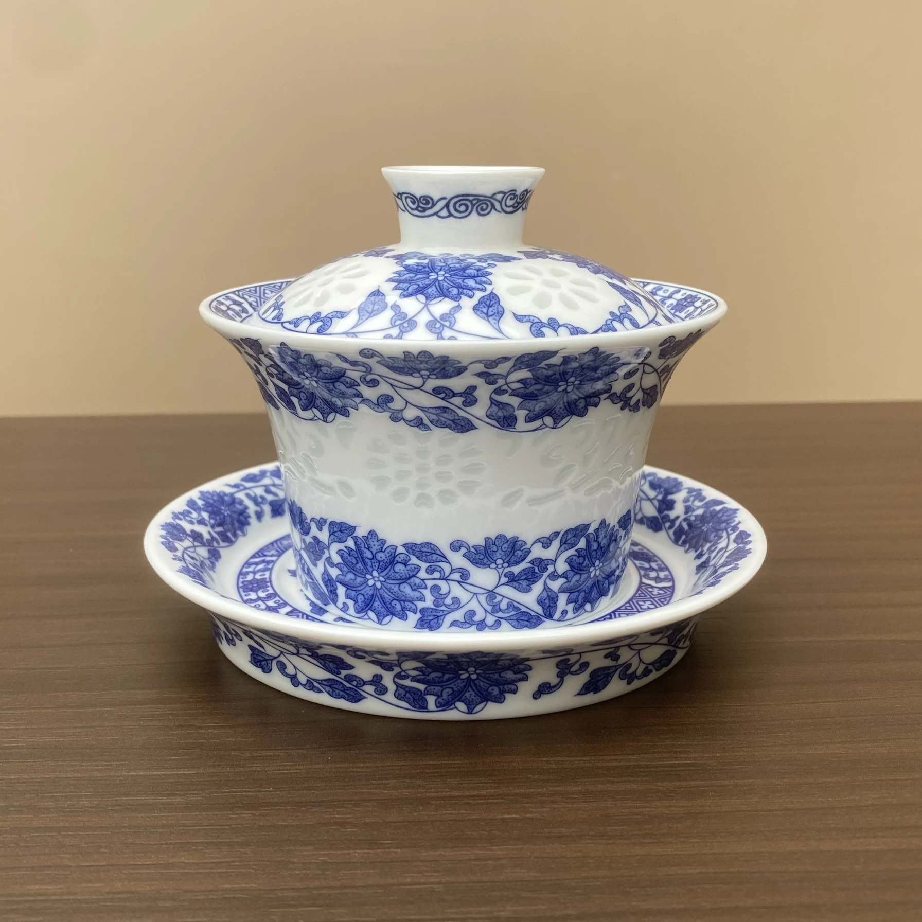Ceramic High White Clay Exquisite Blue and Interlock Branch Horseshoe Tureen Household Hover Anti-Scald Tea Brewing Bowl
