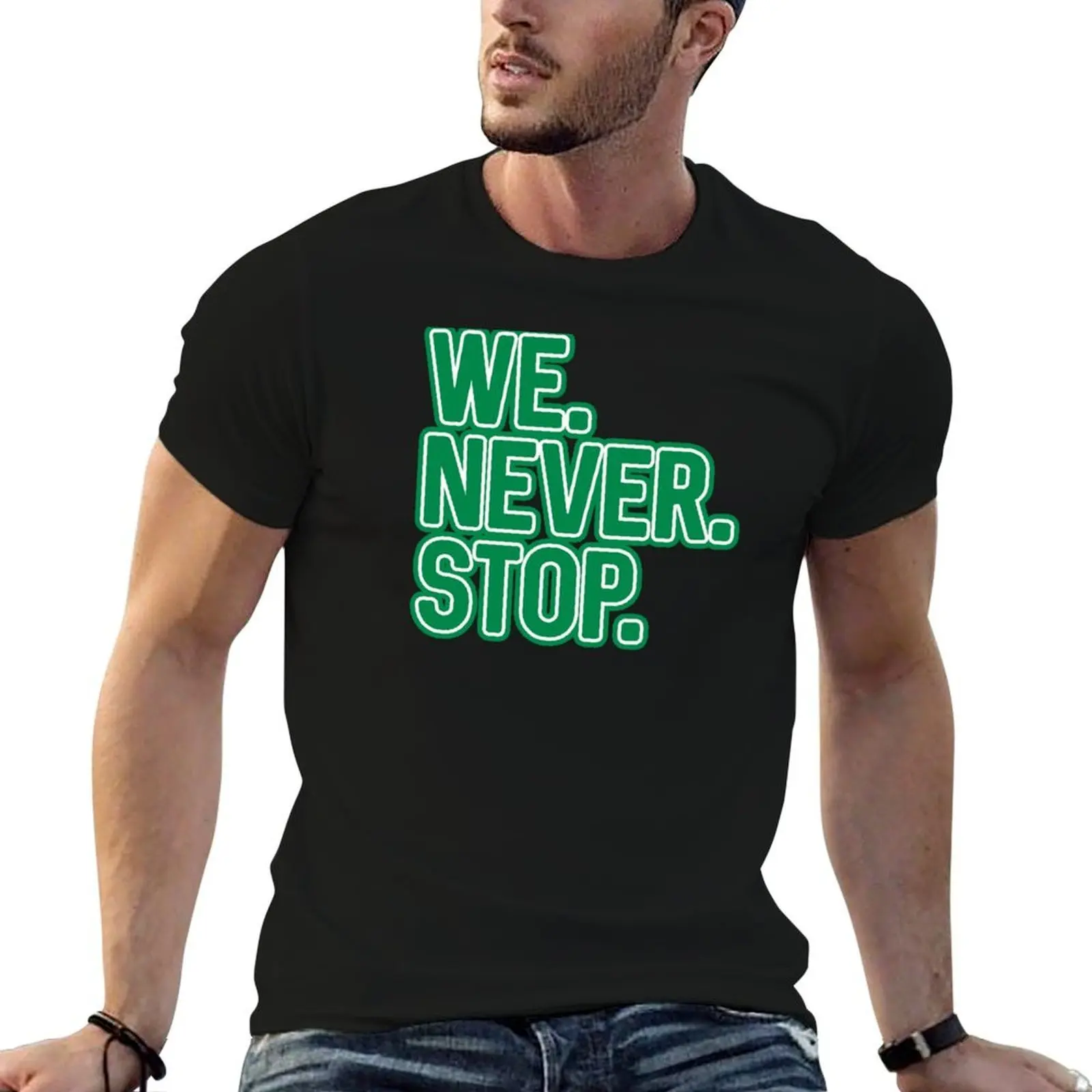 WE.NEVER.STOP, camiseta con diseño de texto en capas verde y blanco del Glasgow Celtic Football Club, camisetas estampadas para hombre