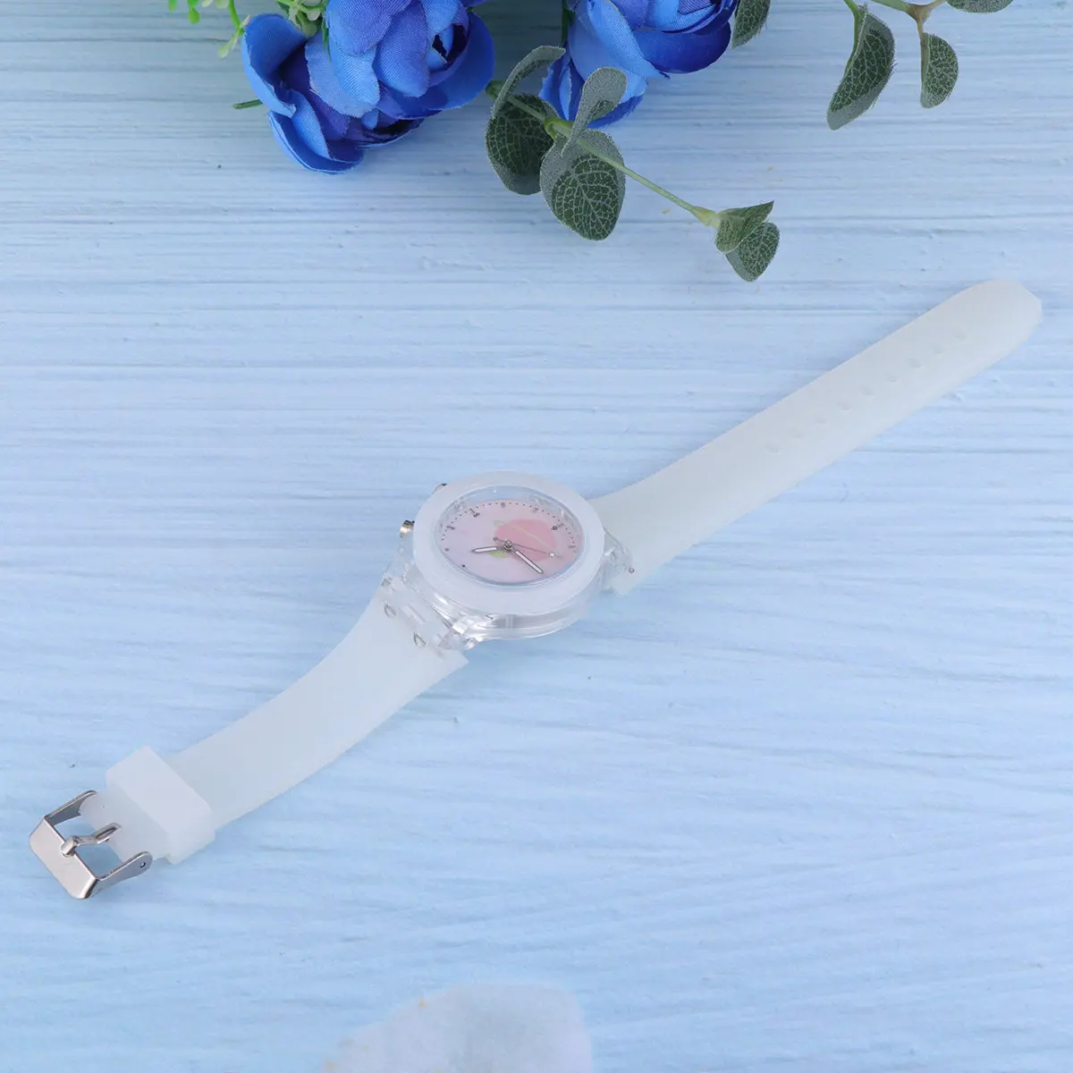 

Часы с персиковым узором в конфетных тонах, светящиеся в темноте, с удобным ремешком для длительного и комфортного ношения.