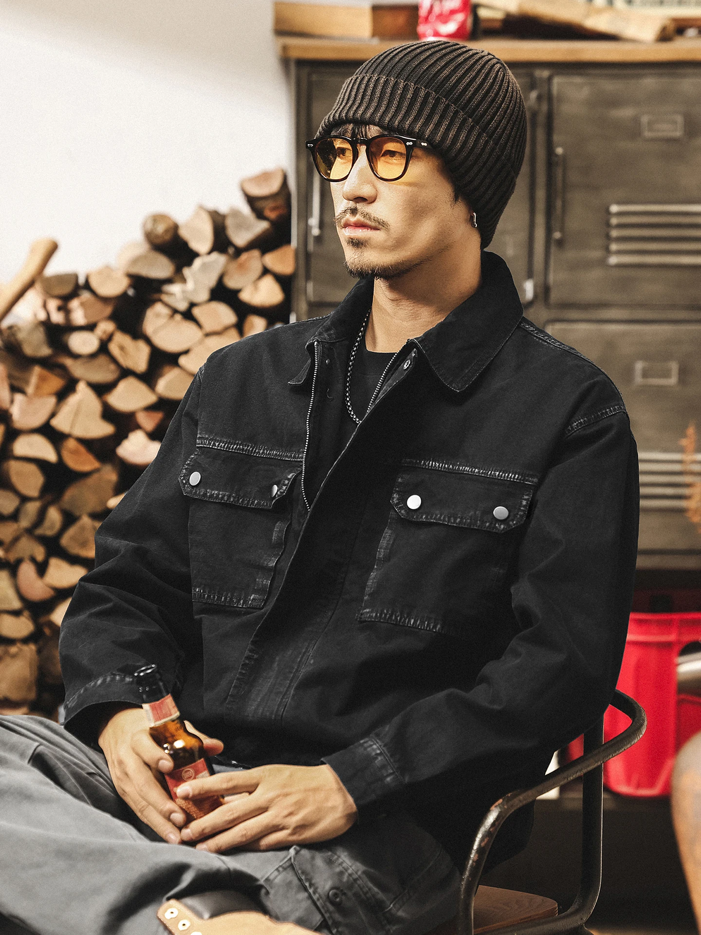 A trendy man's new retro workwear jacket for autumn and winter, loose and stylish dyed washed jacket