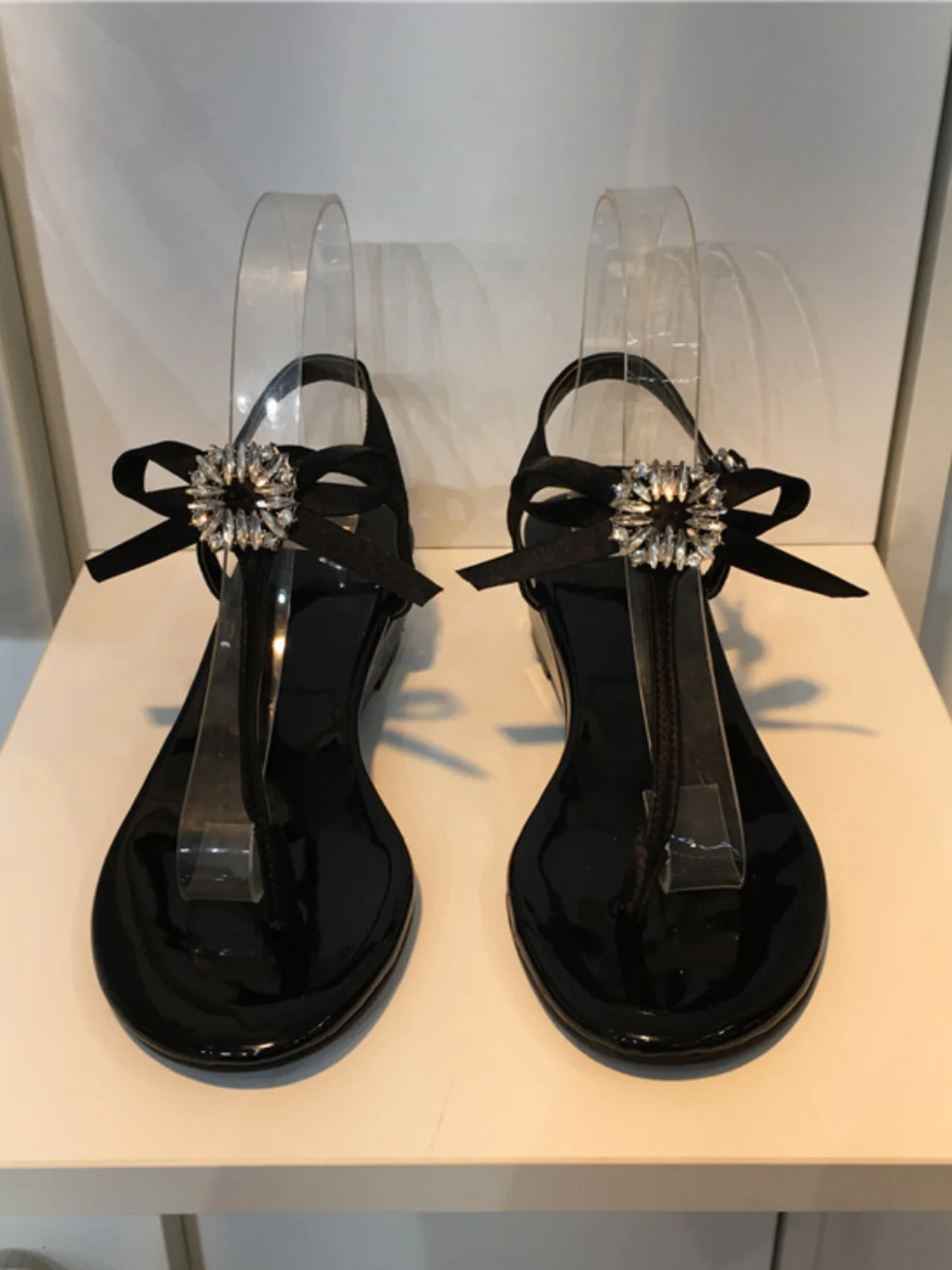 

Новые летние женские сандалии Sweet Dongdaemun в корейском стиле, с открытым носком, на низком каблуке, с блестками и стразами, в римском стиле, из полиуретана