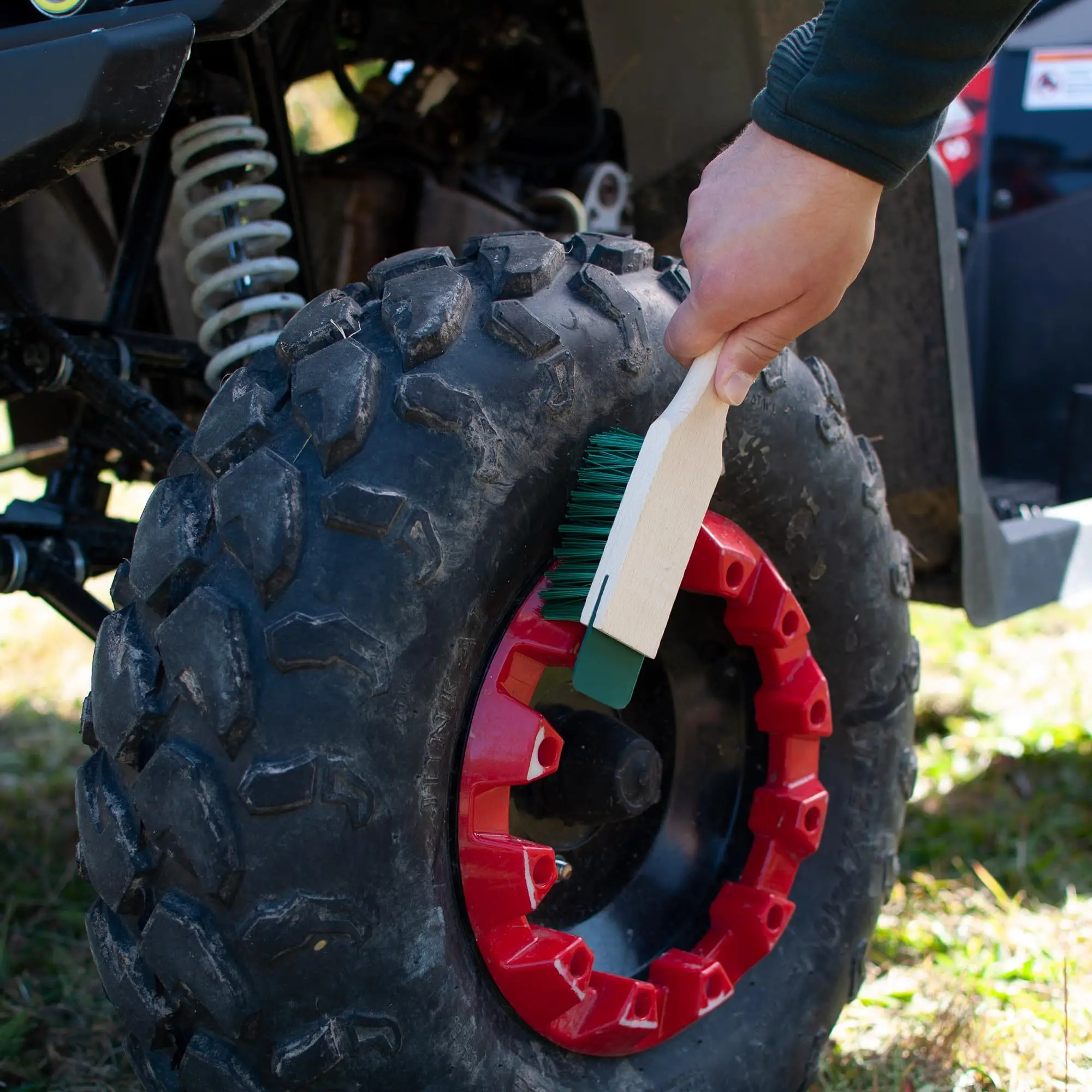 Brosse de nettoyage de tondeuse à gazon robuste avec grattoir, manche ergonomique en bois, poils rigides, grattoir de pont de tondeuse à gazon, efficace
