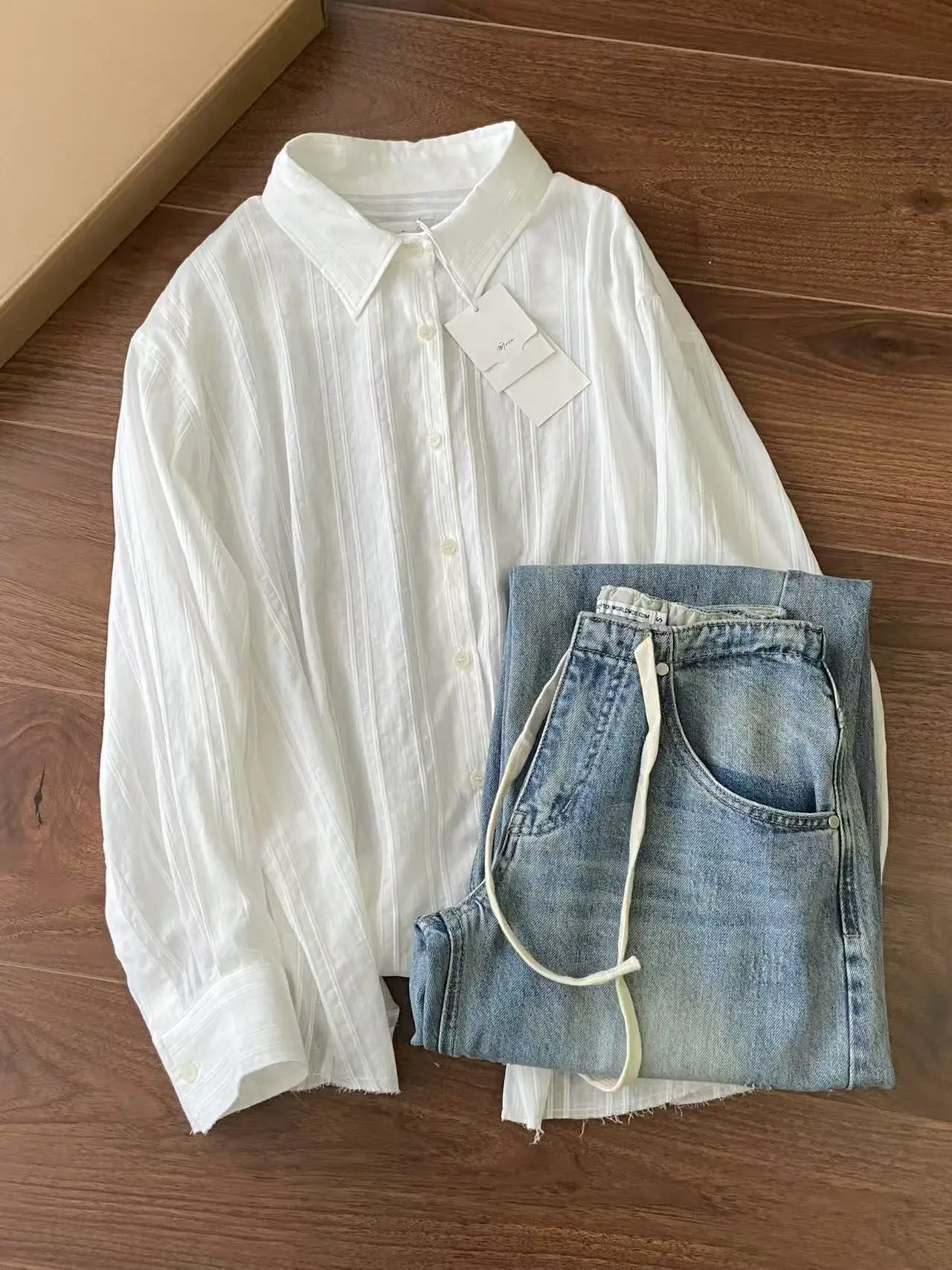 

Свободная белая рубашка в полоску для женщин, повседневный стиль, хлопок, длинный рукав, на пуговицах, с эффектом стройности, модный тренд Весна 2026