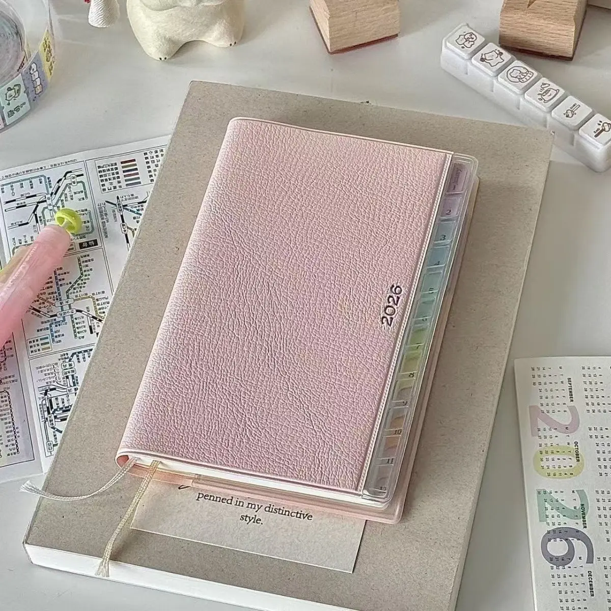 دفتر التقويم مذكرات 2026 مخطط مع مؤشر قوس قزح الجدول القشرية كتيب عالية القيمة ملاحظات العمل الخطة الأسبوعية الشهرية