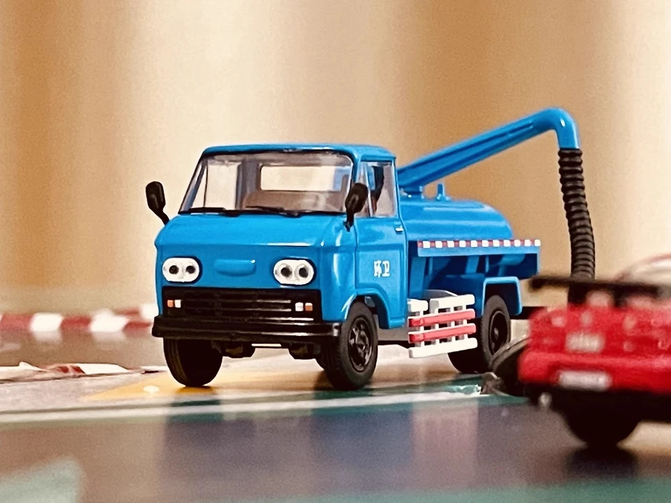 XCARTOYS Giocattolo per auto in lega 1:64 Modello di fabbrica di pulizia BQ130XF Piccolo camion a vuoto Modello non telecomandato Veicolo Giocattoli da collezione