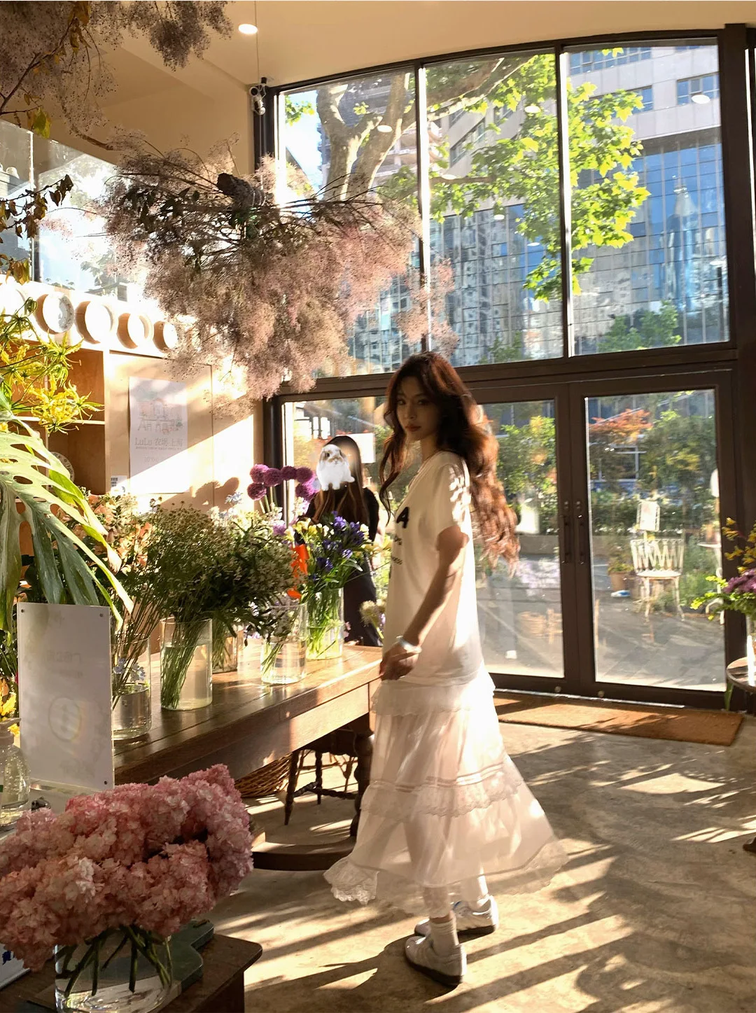 2025年春 ホワイトレーススプライシングネットハーフ丈ロングスカート 多層チュールガウン カジュアルスタイル ケーキスカート ハイウエスト ルーズフィット