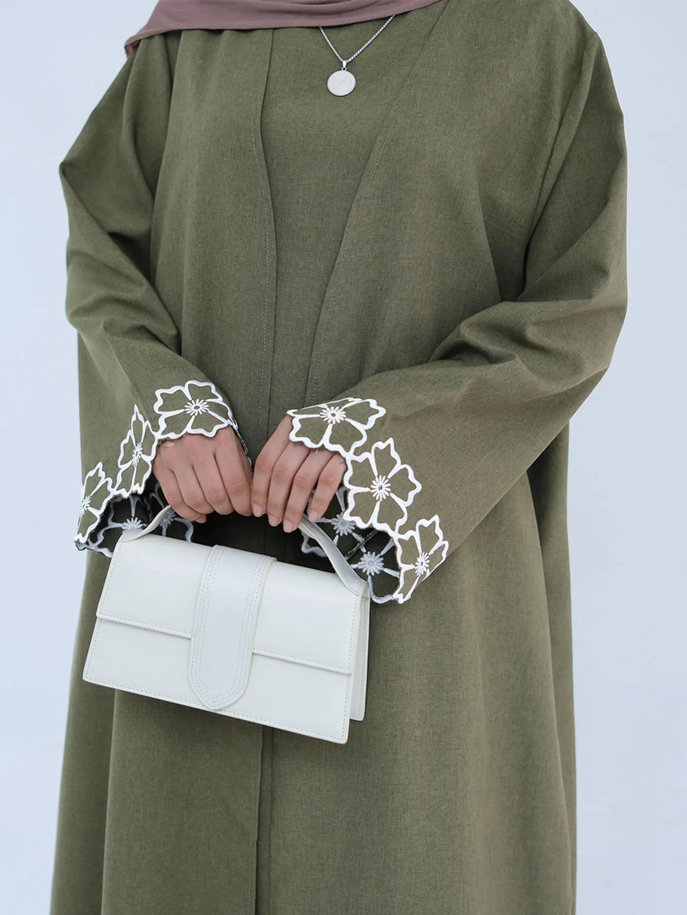 السعودية 2025 عباية جديدة باللون الأخضر العسكري مع أساور مطرزة بالزهور ملابس نسائية إسلامية عصرية لمحبي الموضة في الشرق الأوسط