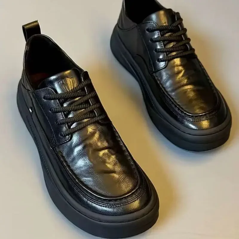 Nuevos zapatos de tablero informales de negocios para hombres, zapatos formales de suela blanda de cuero PU transpirables versátiles británicos a la moda con punta redonda 2025