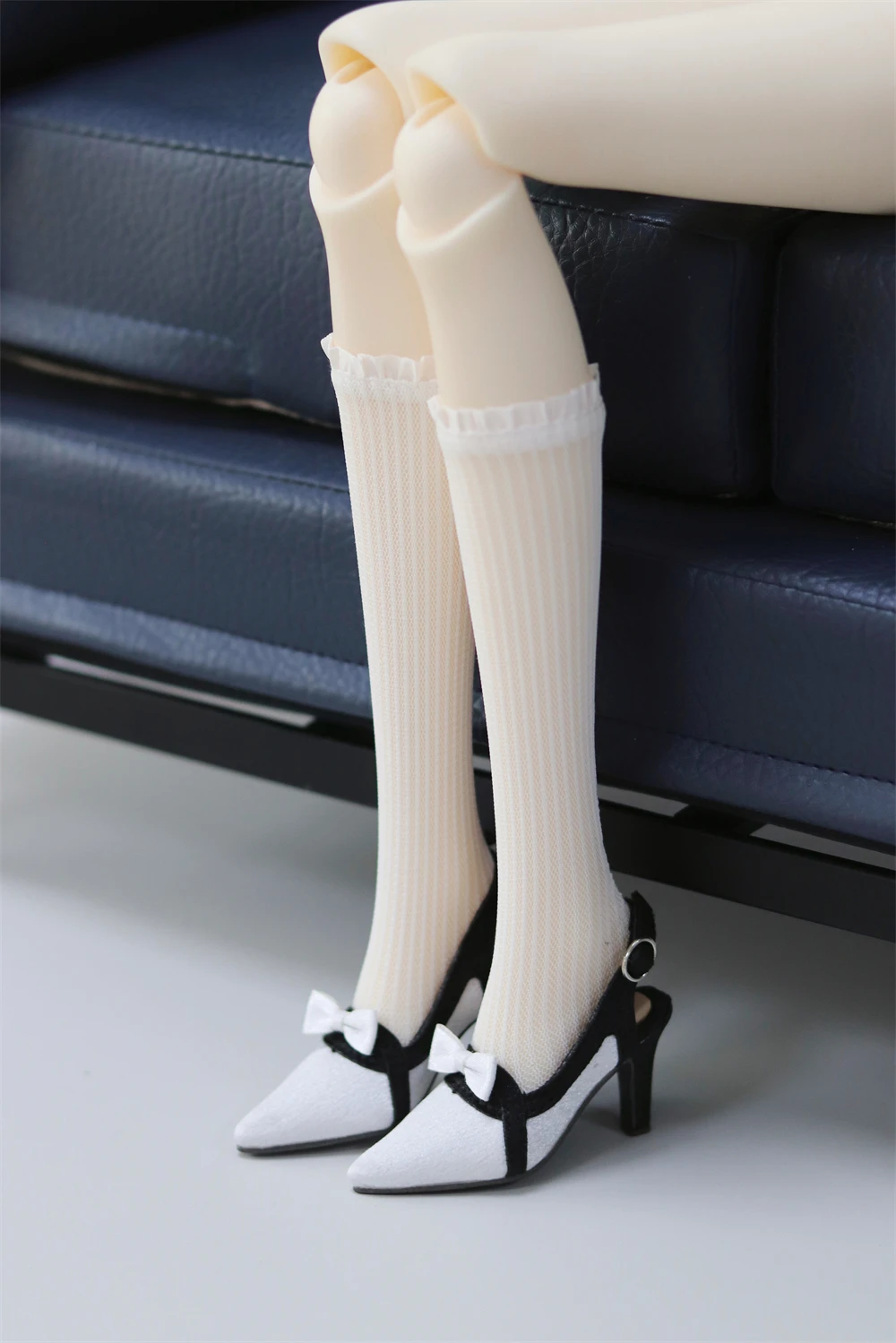 รองเท้าตุ๊กตาBJD 1/3 SDGR/เป็นของเล่นสาวนุ่มคราบสีดํา-สีขาวElegant Bow BUCKLE Pointy Toeรองเท้าส้นสูงตุ๊กตาอุปกรณ์เสริม