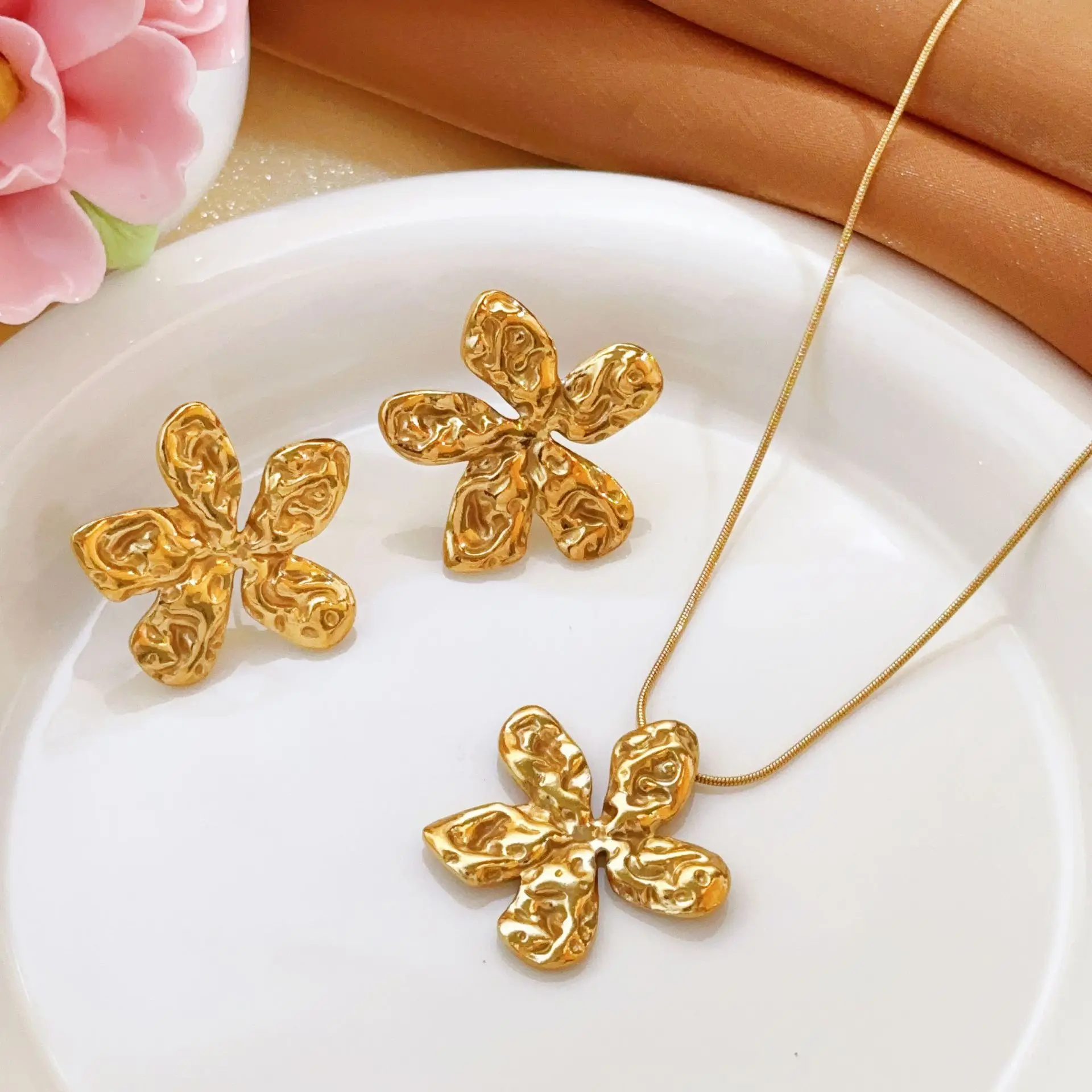 

Five-petaled flower cross-border European, American gold titanium steel high-end pendant necklace light luxury earrings light lu
