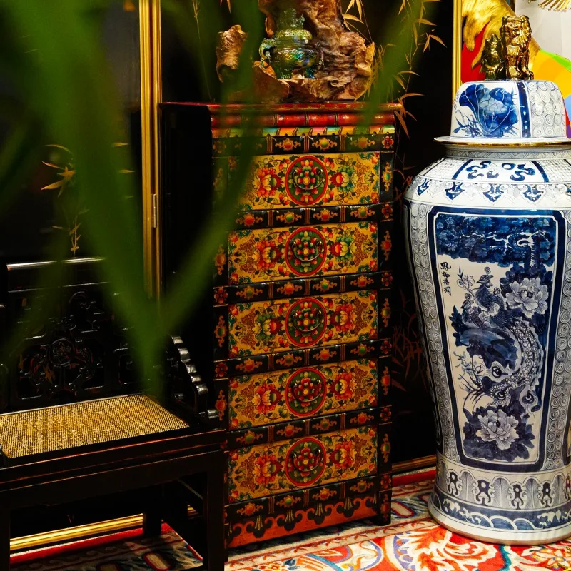 خزائن زاوية قديمة على الطراز الصيني، وصناديق من الخيزران المرسومة يدويًا، وخزائن تخزين خشبية