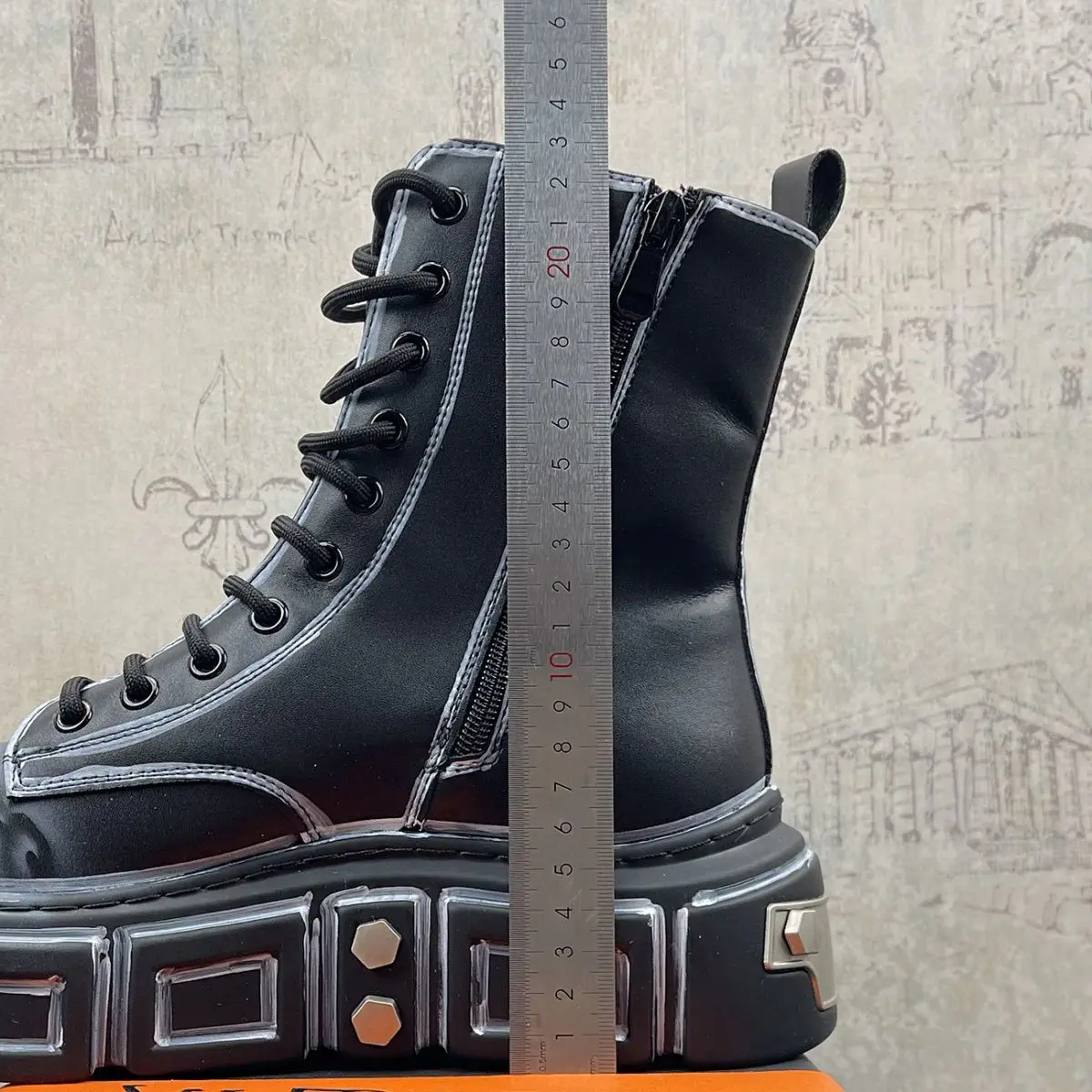 الخريف والشتاء جديد الرجال الكتابة على الجدران سلسلة النمط الإقليمي فاسق سميكة القاع زيادة المتخصصة الرجعية اللون تلميع الاتجاه الأحذية