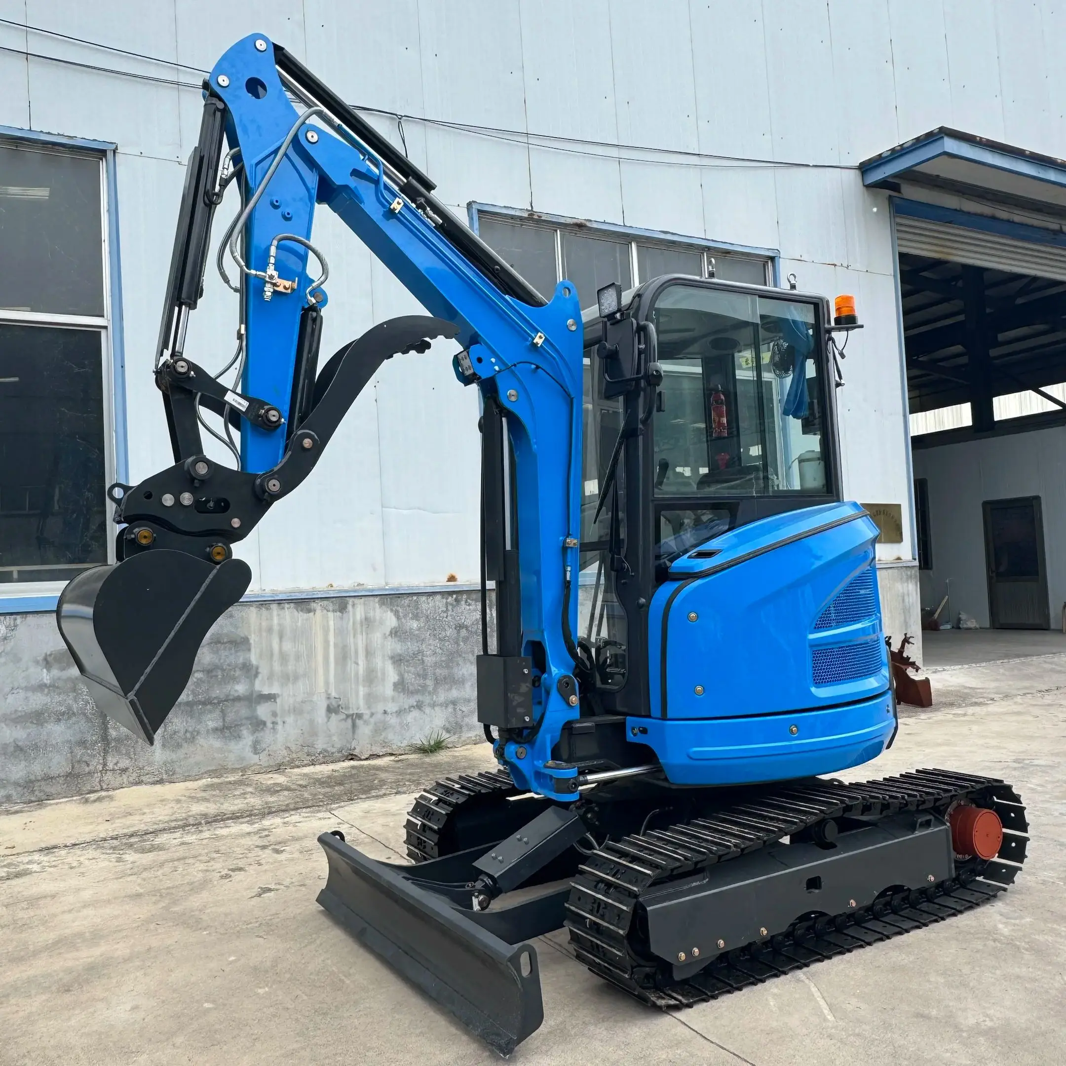 

Мини-экскаваторы 2,6 тонны и 3 тонны, оснащенные функцией бокового поворота, соответствуют стандартам EPA и CE.