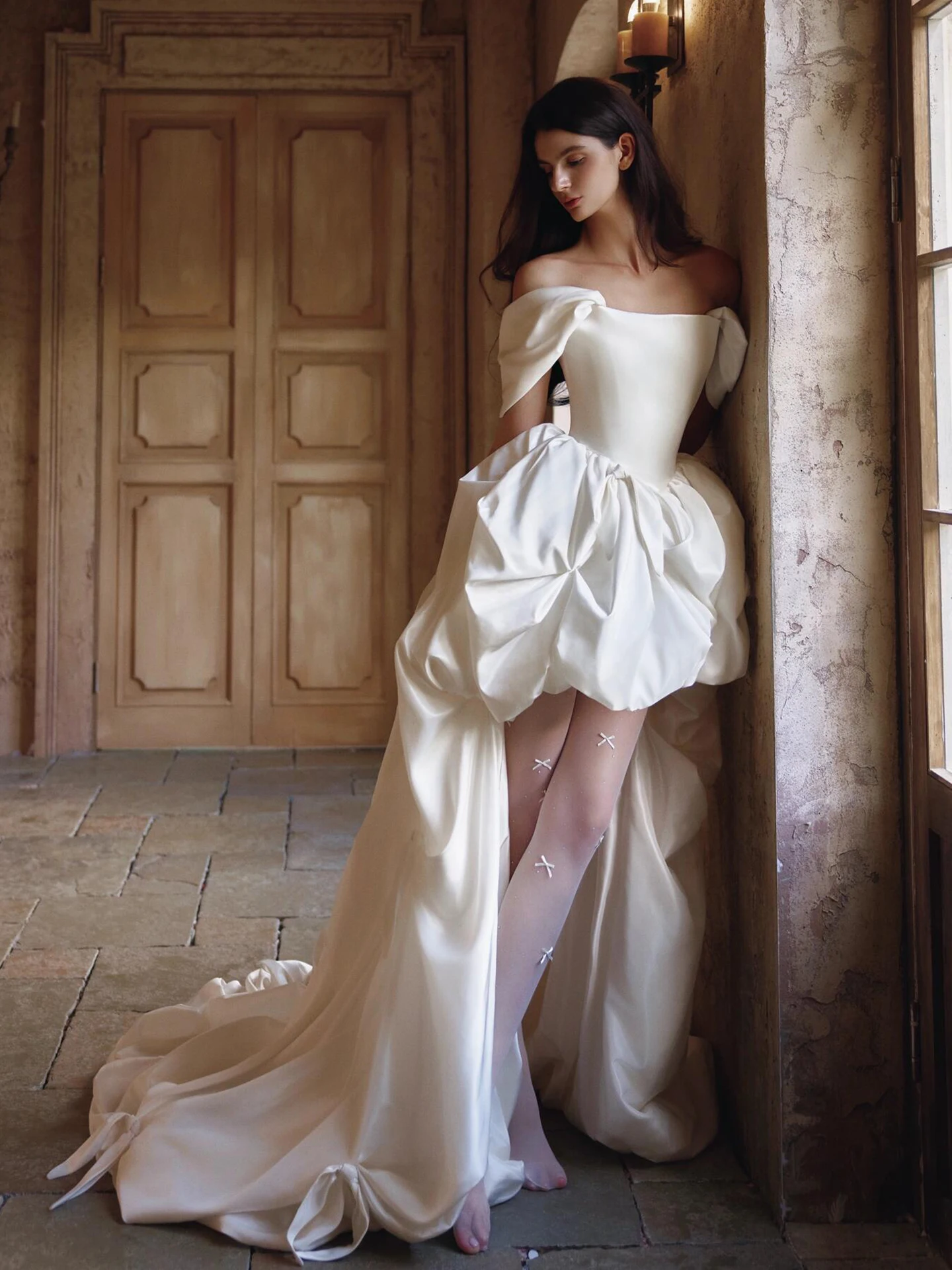 

Легкое атласное свадебное платье на одно плечо для церемоний на открытом воздухе, простое и элегантное, с завышенной талией, А-силуэт, юбка миди