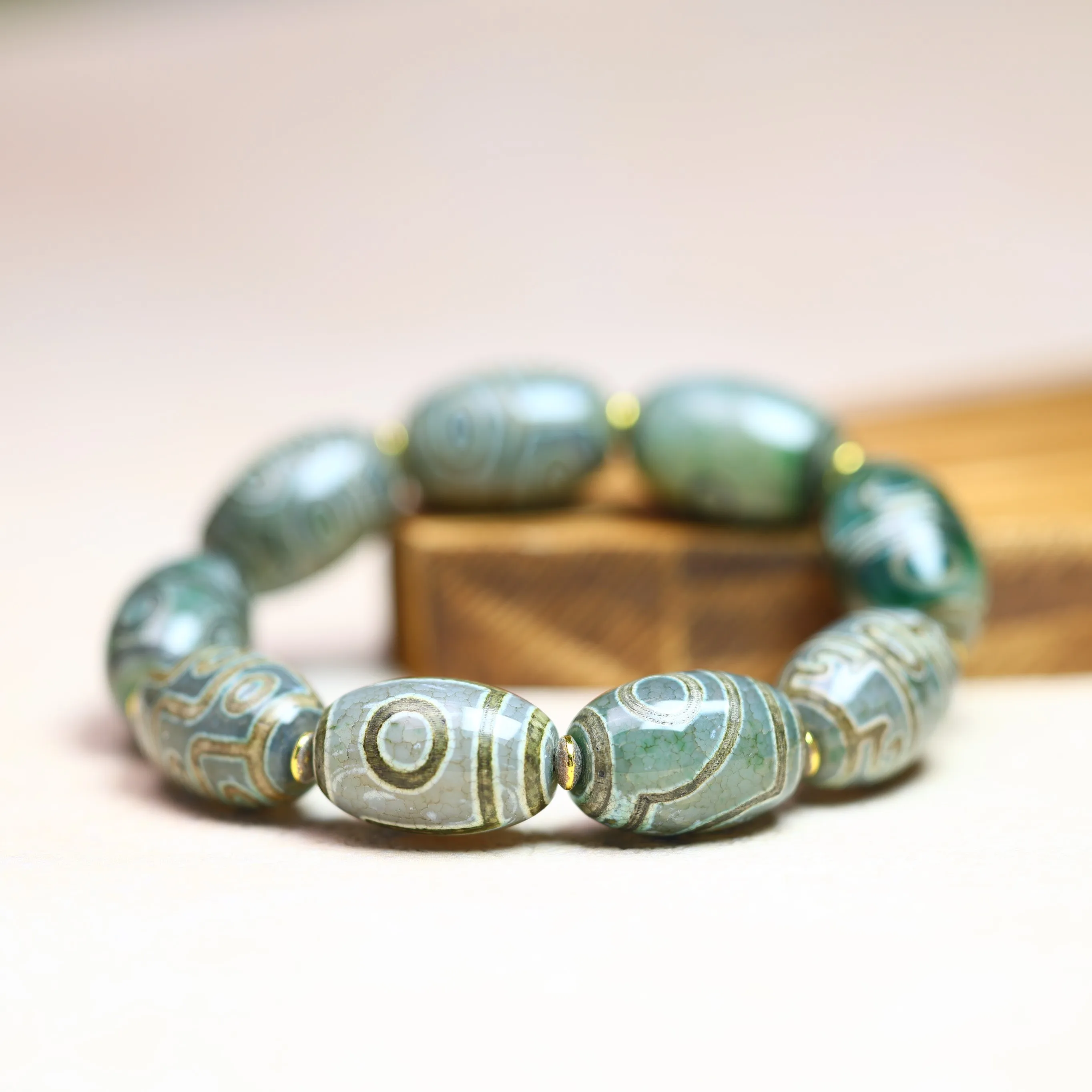 

This exquisite agate sky pearl bracelet for men and women symbolizes protection. It is a perfect gift for family and friends