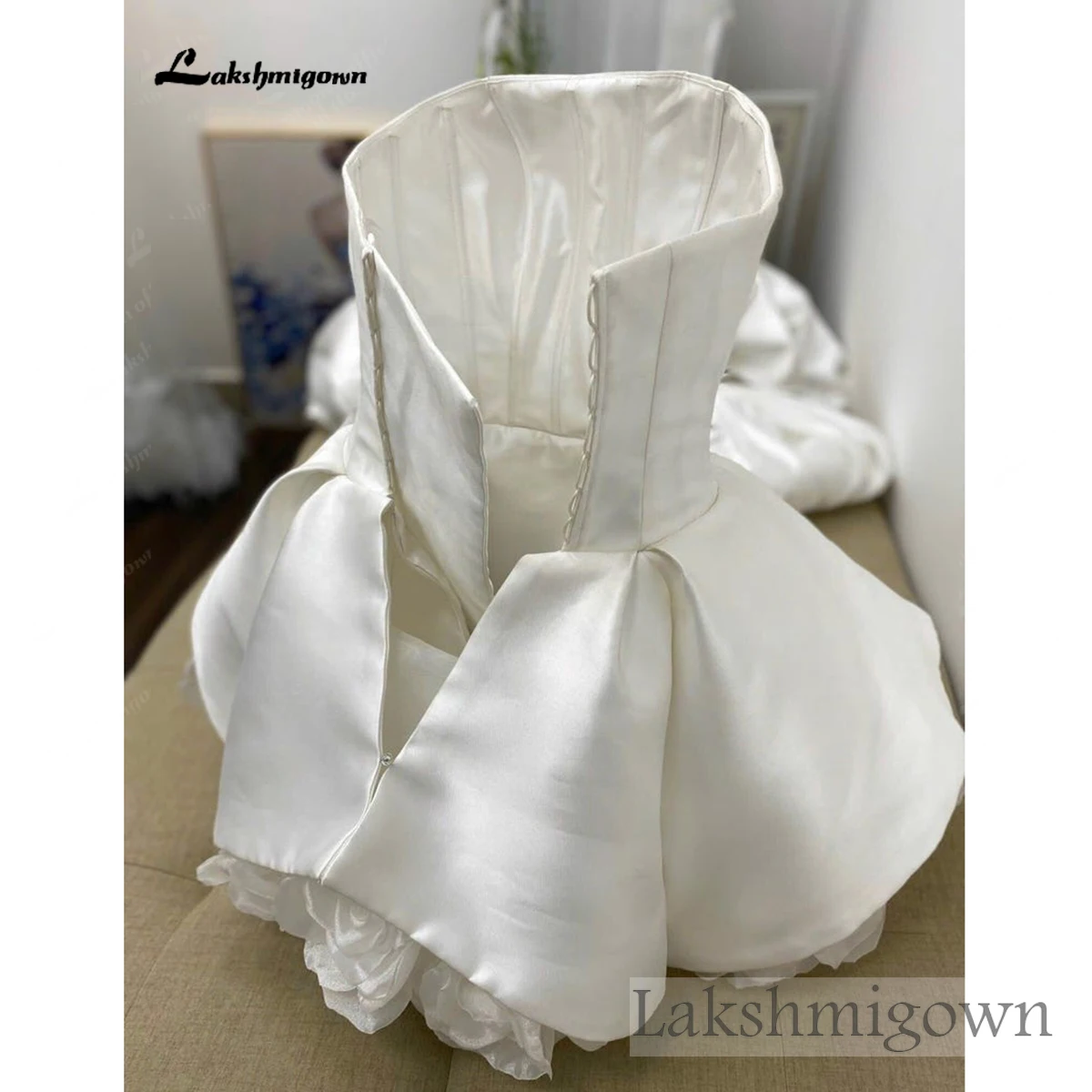 Trägerloses kurzes Satin-Hochzeitskleid mit 3D-Rosenblumenbesatz am Saum, Mini-Brautkleid mit Schnürkorsett-Rücken, einfaches Empfangs-Hochzeitskleid – Detail 10