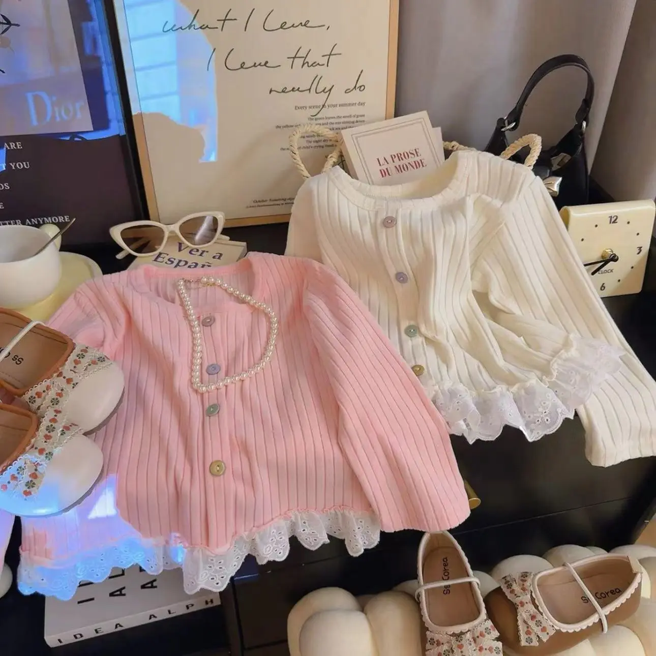 

2025 Girls' lace hem soft top children's color buckle fake placket long sleeved T-shirt girl clothes