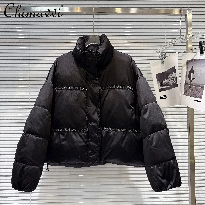 2025 شتاء جديد الشارع الثقيلة شريط أفقي مطرز الوقوف طوق أسفل سترة المرأة موضة دافئة فضفاضة أنيقة سترة علوية