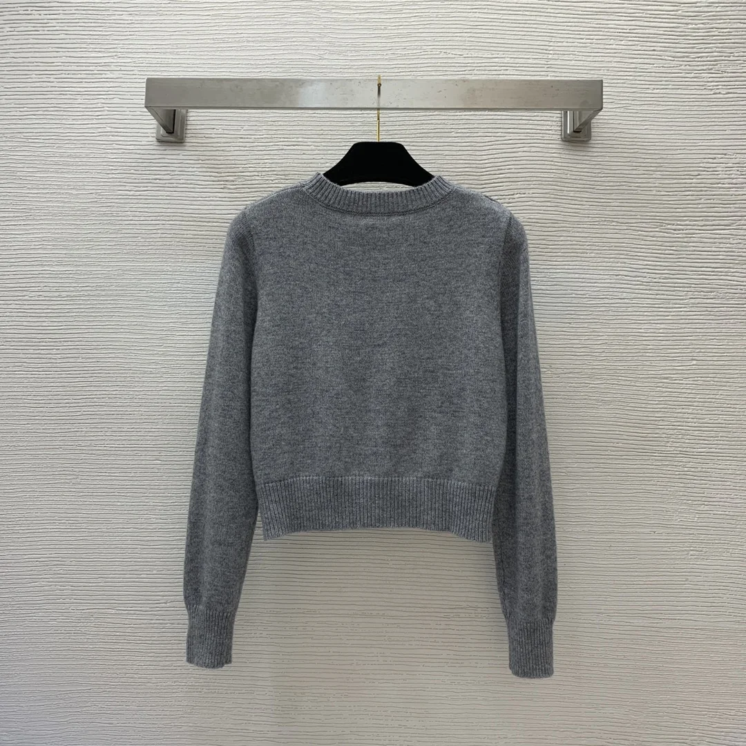 

High quality long sleeved round neck knitted short sweater, simple and fashionable versatile top