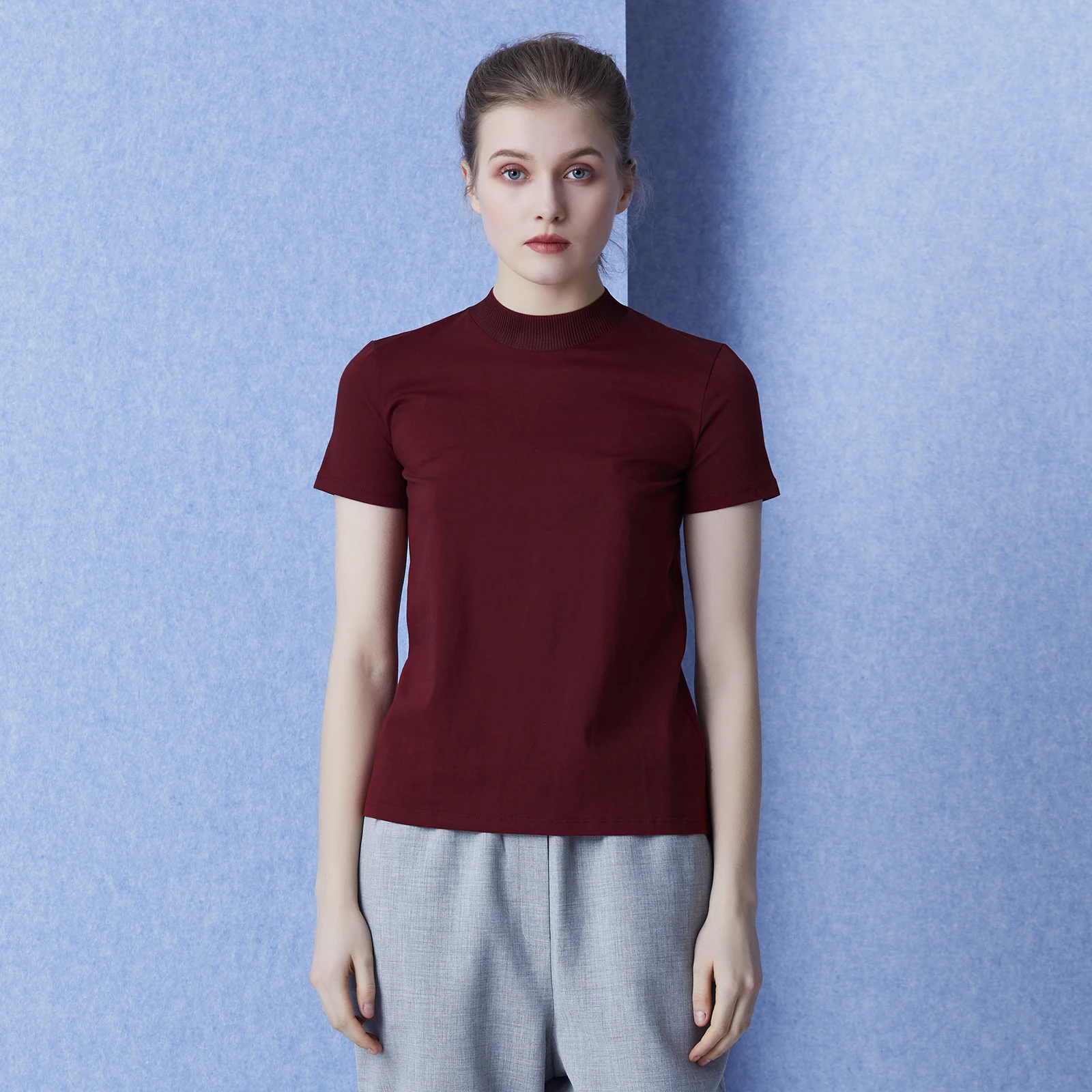 

Футболка из смесового трикотажа (шёлк/хлопок) с воротником, цвет красное вино, повседневная, летняя, стандартной длины, с круглым вырезом.