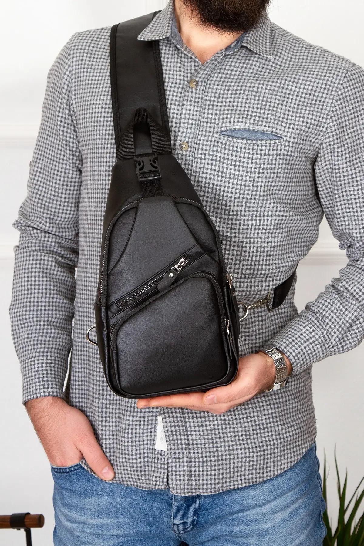 غسل الجلود حقيبة صدر للرجال ذراع واحد عبر بوديباغ حقيبة ظهر صغيرة مع سماعة الرأس وشاحن منفذ أنيق تسليم آمن 2022