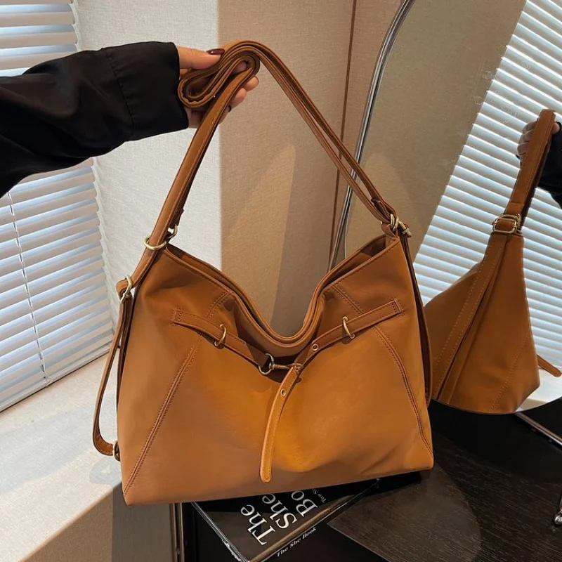 กระเป๋าสะพายไหล่ผู้หญิงคุณภาพเยี่ยม ผลิตจากหนังลายเซอร์วาล โดดเด่นด้วยดีไซน์บาหลี เรียบหรู น้ำหนักเบา นุ่มสบาย ใช้ได้ทุกวัน ดูทันสมัย ​