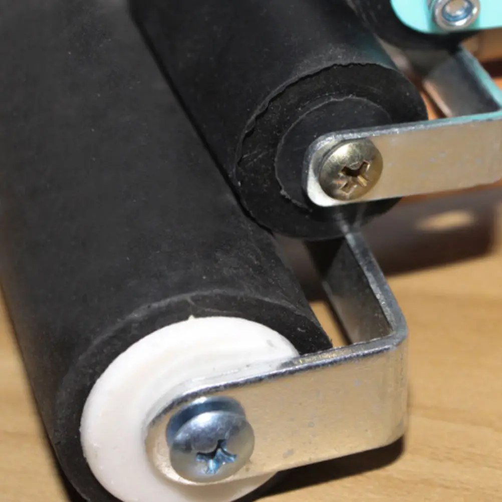 

2 шт. резиновых валиков для покраски с деревянной ручкой и нескользящим покрытием для рисования, печати, скрапбукинга, обоев, рукоделия, валик-кисть для творчества