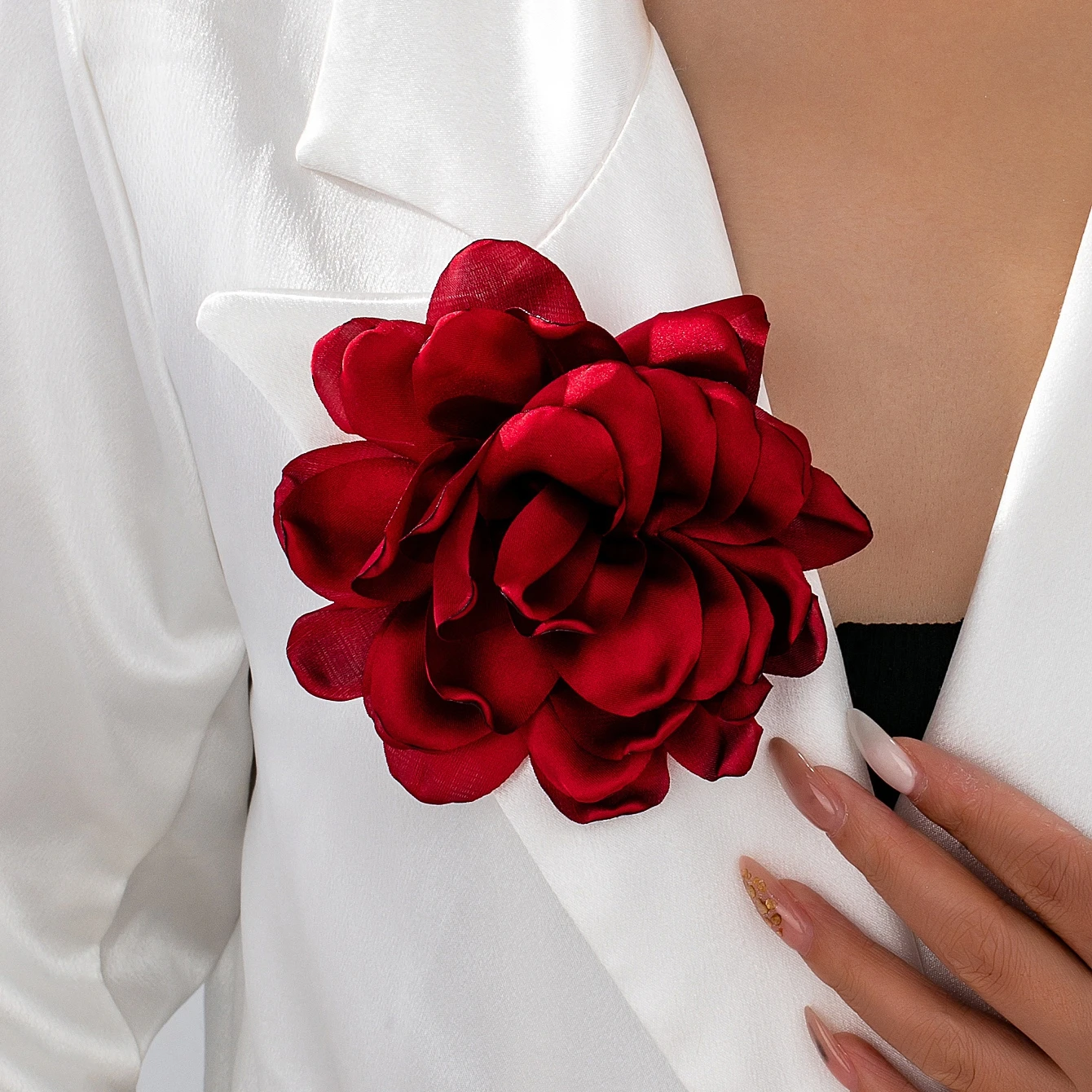 Black Friday: a Women's Brooch with Exaggerated Fabric Flowers in Red and Blue, an Elegant Bohemian Style Brooch Suitable for Everyday Wear and Holiday Wear, Christmas