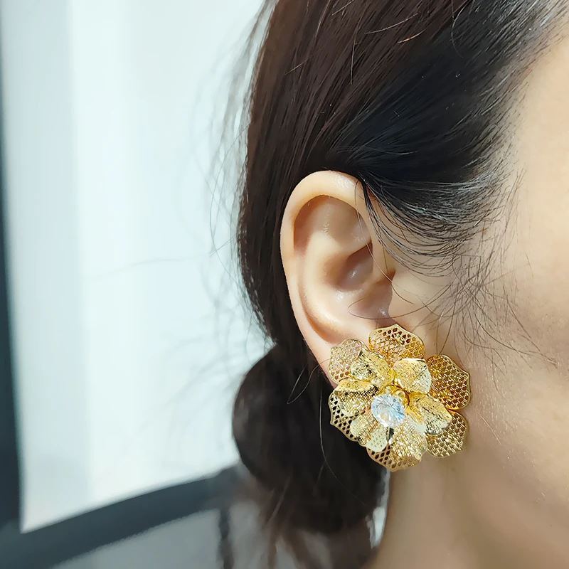 Moda exagerada 2 camadas de metal flor clipe em brincos para mulheres retro dimensional oco zircão brincos jóias de declaração