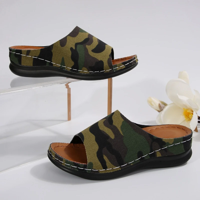 

2026, новые модные женские летние удобные босоножки на наклонном каблуке в камуфляжном стиле, легкие нескользящие пляжные туфли на плоской подошве