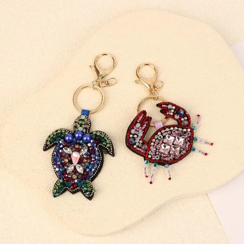 Handgenähter Taschenanhänger mit Strass-Krebs, Perlenanhänger, Krabbenmuscheln, Schildkröten, Hängeseil, Aufnäher, Applikation, Taschenband – Detail 5