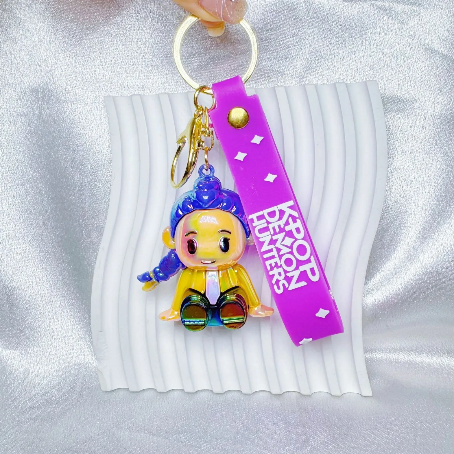 قلادة سلسلة مفاتيح كرتونية ملونة بالليزر من K-pop، حقيبة لطيفة، قلادة سلسلة مفاتيح للسيارة، هدية زميل اللعب