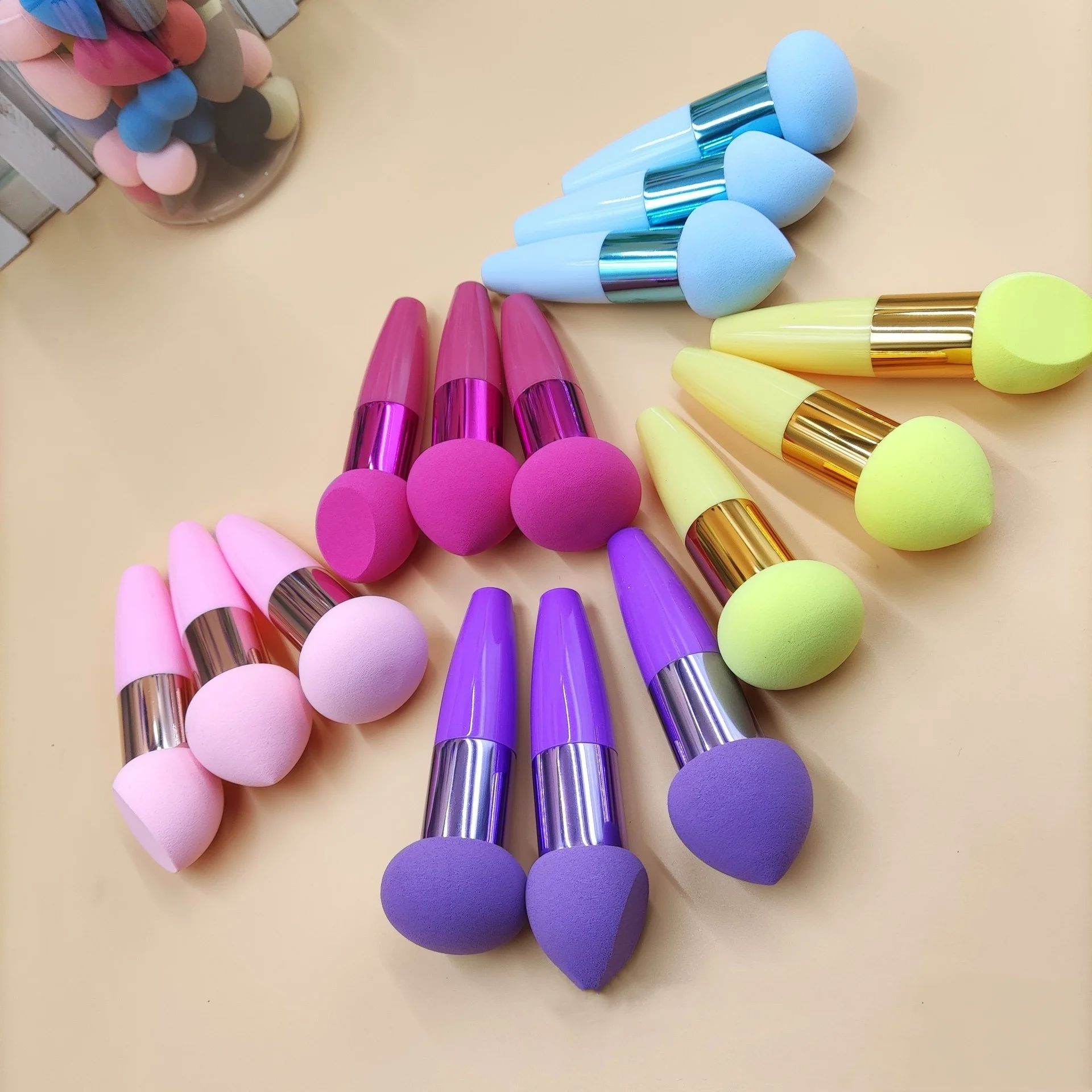 3 個キノコヘッド女性化粧品パフフェイスコンシーラーブレンダーファンデーションパウダーメイクブラシスムーズハンドル美容ツール付き