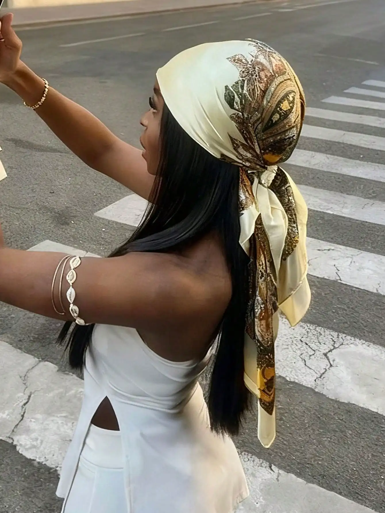 

1 шт. шелковый шарф с принтом, стильный аксессуар, подходящий для женщин. Можно использовать как пояс, украшение для сумки, повязку на голову или шарф.