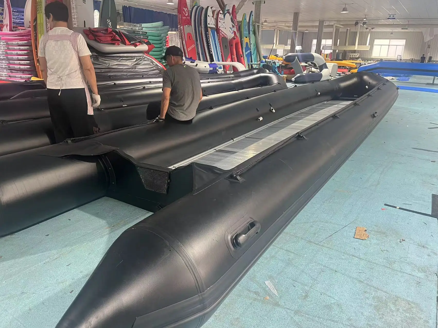 Grandes barcos infláveis longos de 4,7 m a 10 m com pontão de PVC de 1,2 mm para pesca, mergulho, resgate em lago feito de alumínio