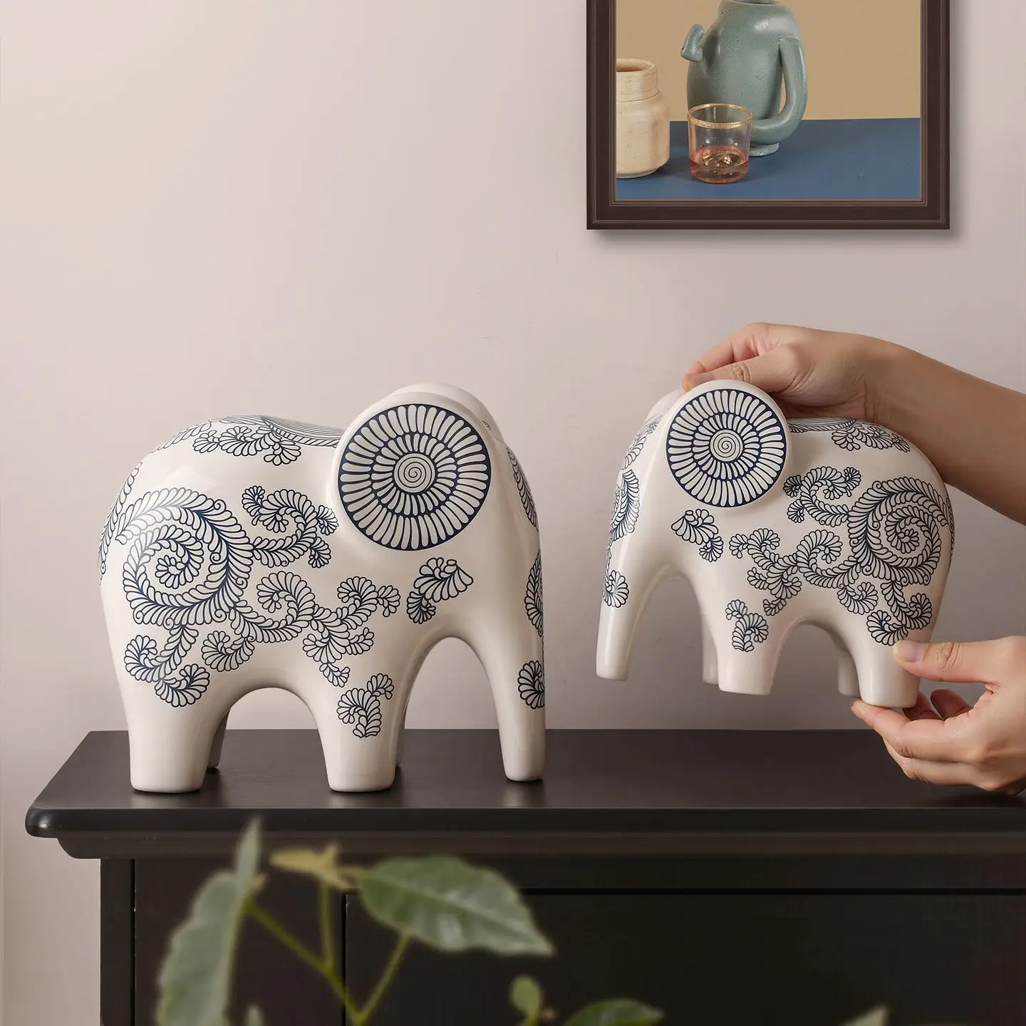 

Сине-белая керамическая фигурка слона - современный декор для дома, украшение для тумбы под телевизор, гостиной, офиса и стола.