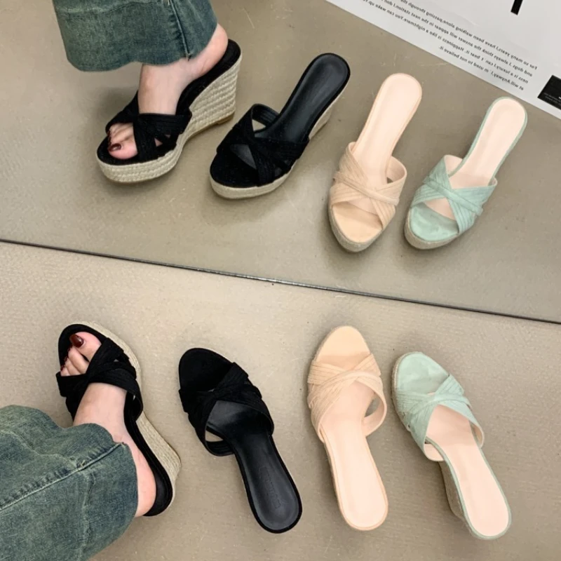 

Летние тапочки, новая модная женская обувь на толстой подошве, простые темпераментные тапочки в стиле ретро, классические пляжные повседневные женские сандалии на танкетке