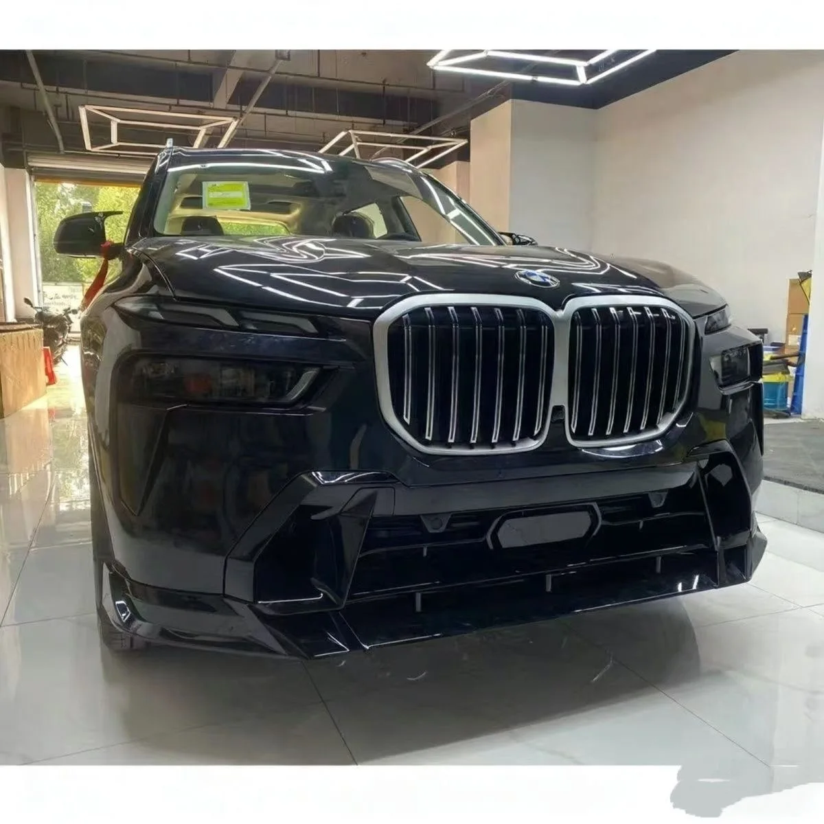 

Комплект обвесов для BMW X7 G07 LCI Sport 2023+: передний и задний бамперы, накладки на бамперы, боковые пороги, диффузор, сплиттер, спойлер на крышу, задний спойлер