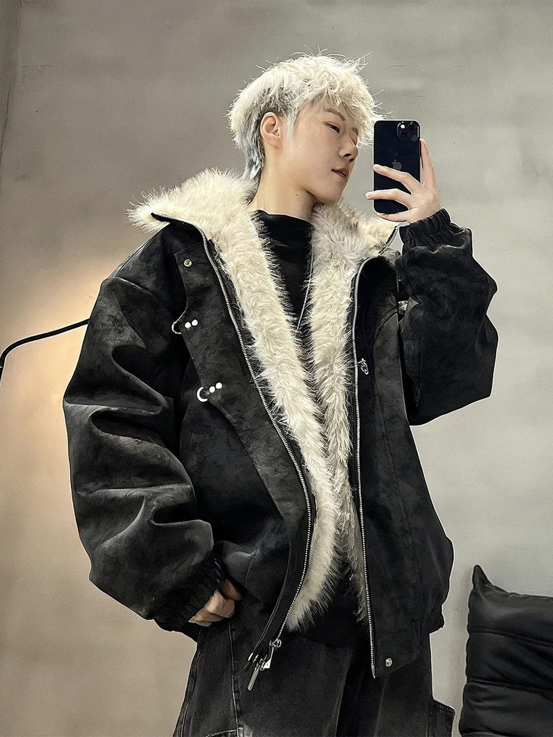 

Новая китайская утепленная зимняя куртка для мужчин: хлопковое пальто с воротником-стойкой, длинным мехом и дизайном «Горный орел», с интегрированным кожаным и меховым покрытием.